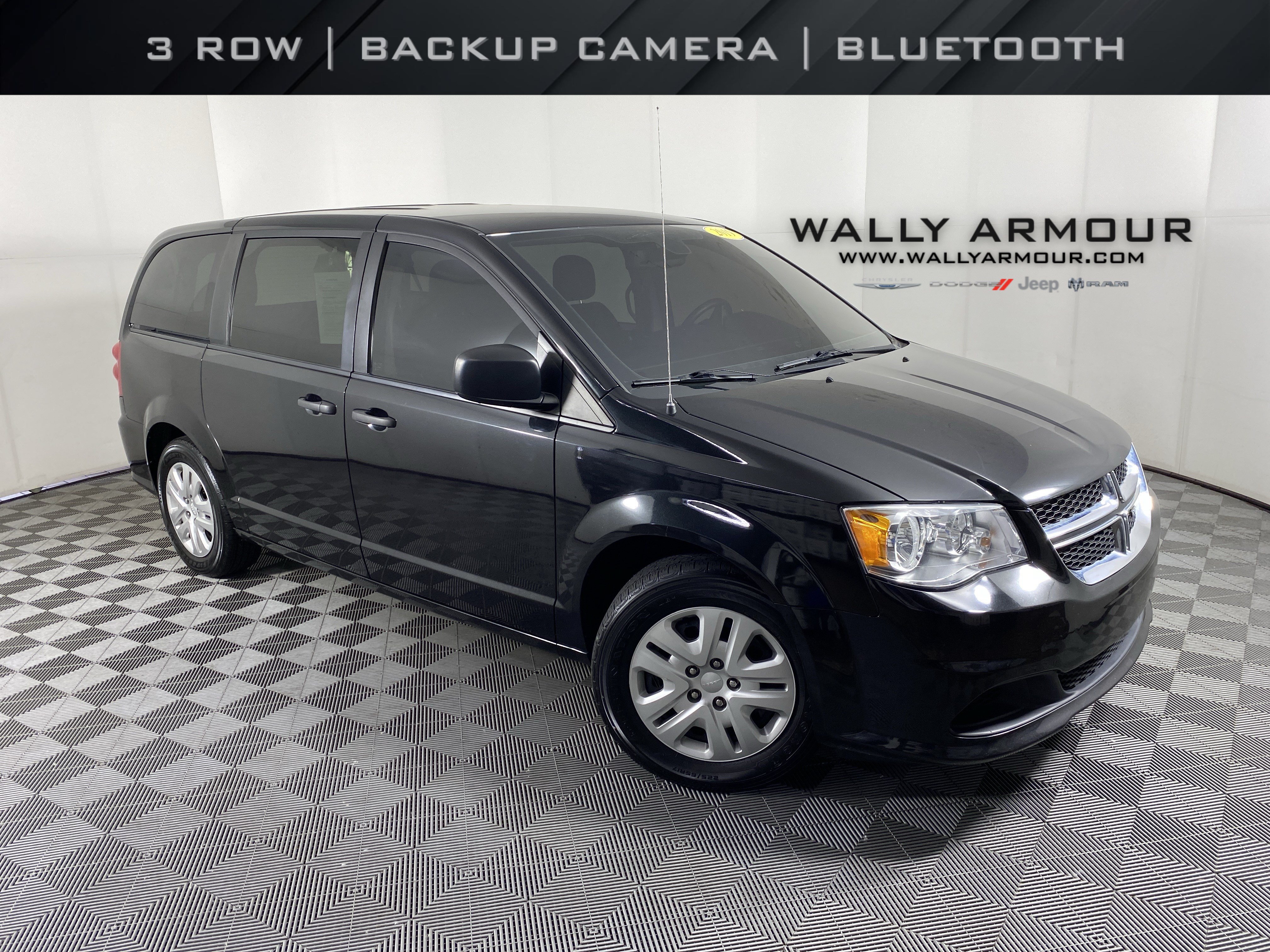 Used 2019 Dodge Grand Caravan SE w/ UConnect Hands-Free Group FWD image 1
