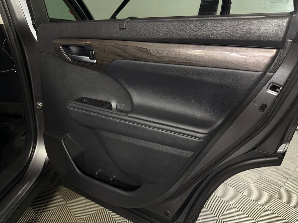 Used 2024 Toyota Highlander Limited FWD image 25