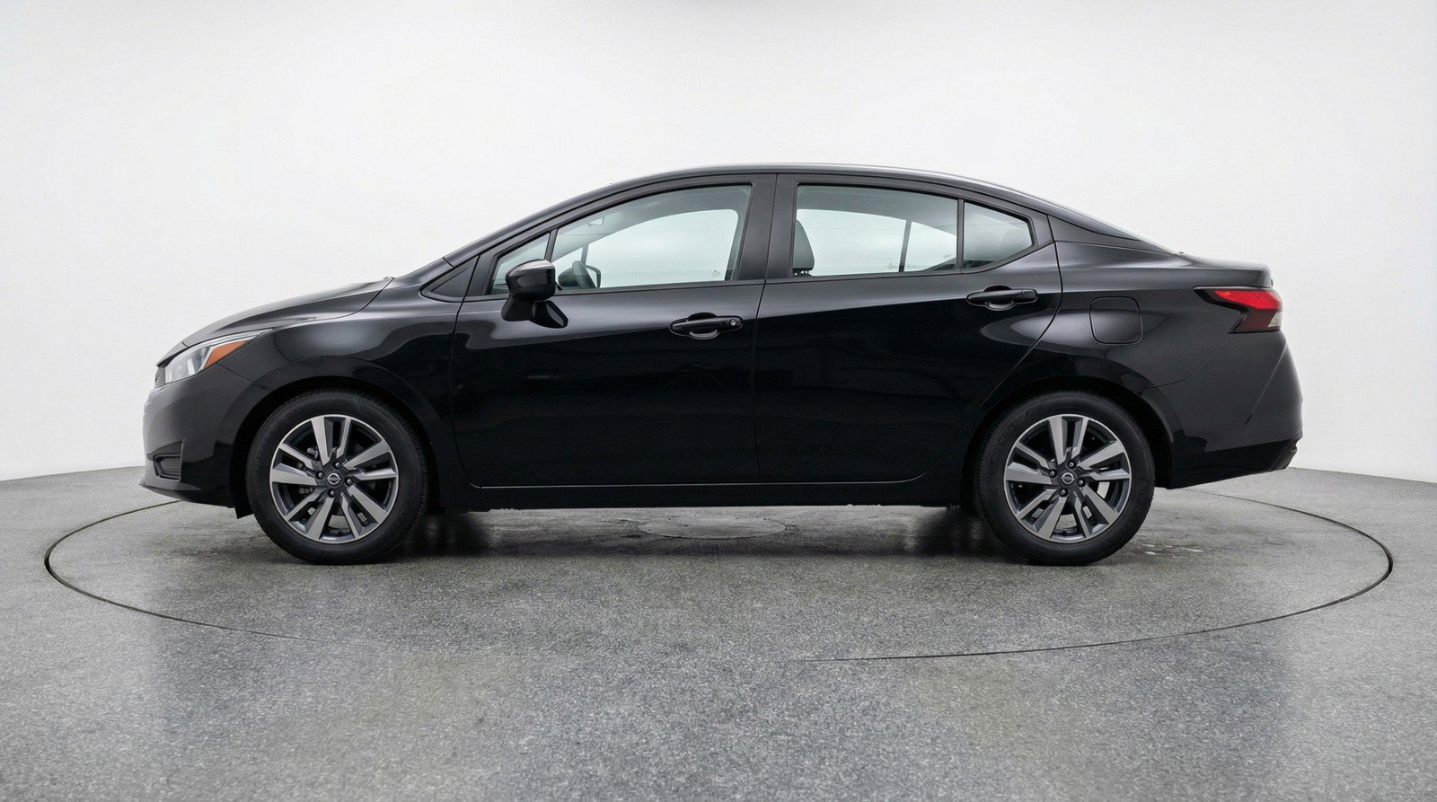 Used 2025 Nissan Versa SV image 5