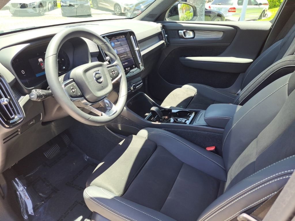 Used 2023 Volvo XC40 B5 Plus w/ Climate Package image 13