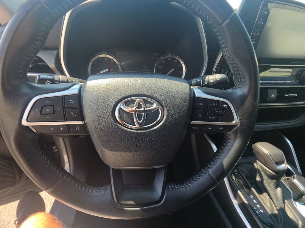 Used 2022 Toyota Highlander XLE AWD/4WD image 16