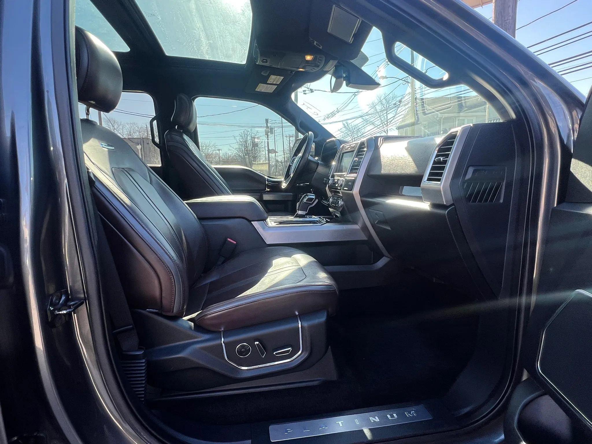 Used 2015 Ford F150 Platinum w/ Equipment Group 701A Luxury image 29