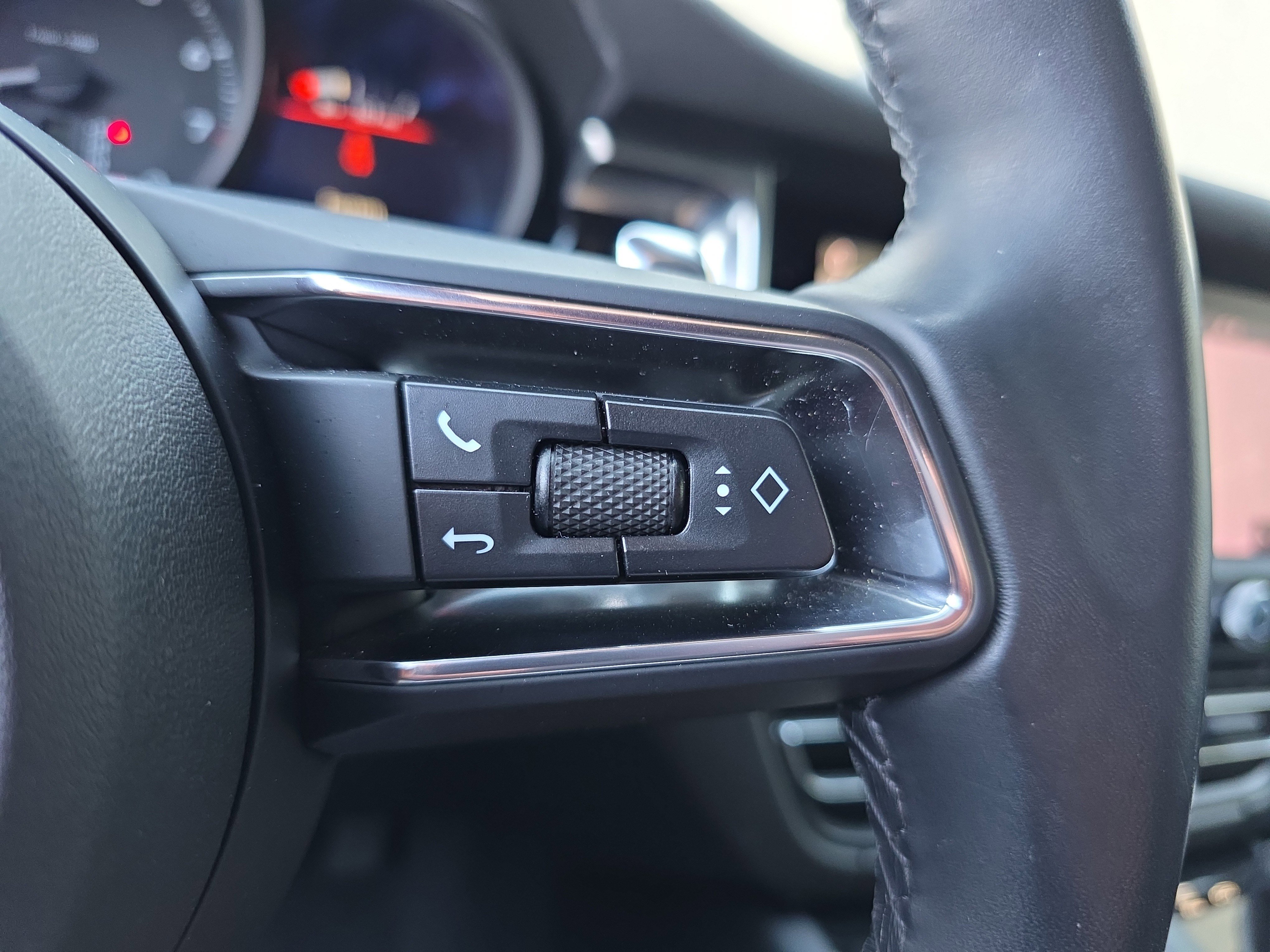 Certified 2024 Porsche Macan image 22