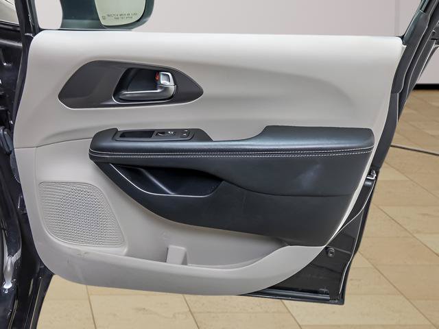 Used 2023 Chrysler Pacifica Touring-L FWD image 28