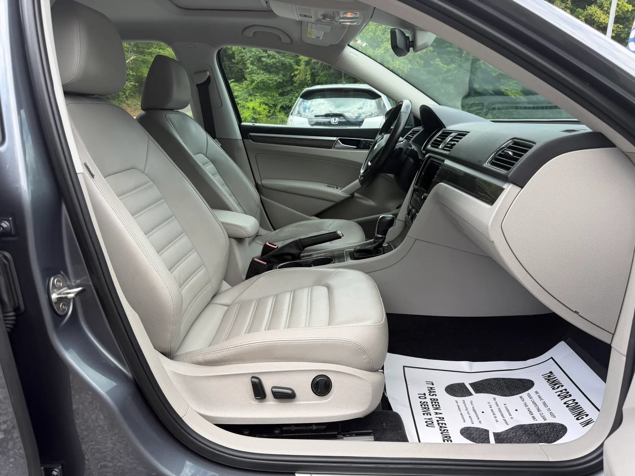 Used 2016 Volkswagen Passat 3.6 SEL Premium FWD image 18