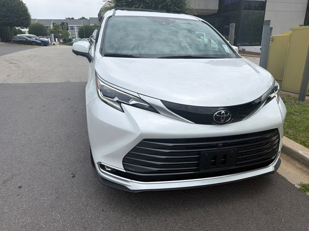 Used 2026 Toyota Sienna Platinum AWD/4WD image 5