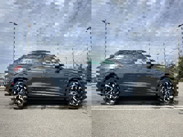 Used 2024 Audi Q8 e-tron Premium Plus image 3