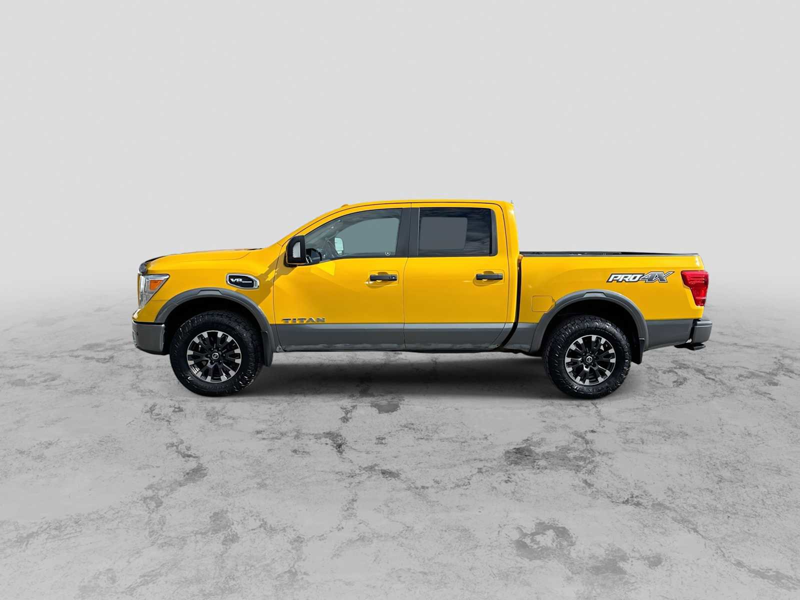 Used 2017 Nissan Titan S image 5