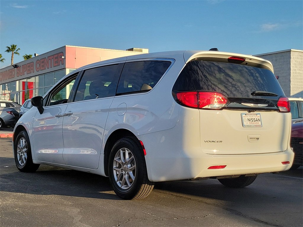 Used 2024 Chrysler Voyager LX image 2