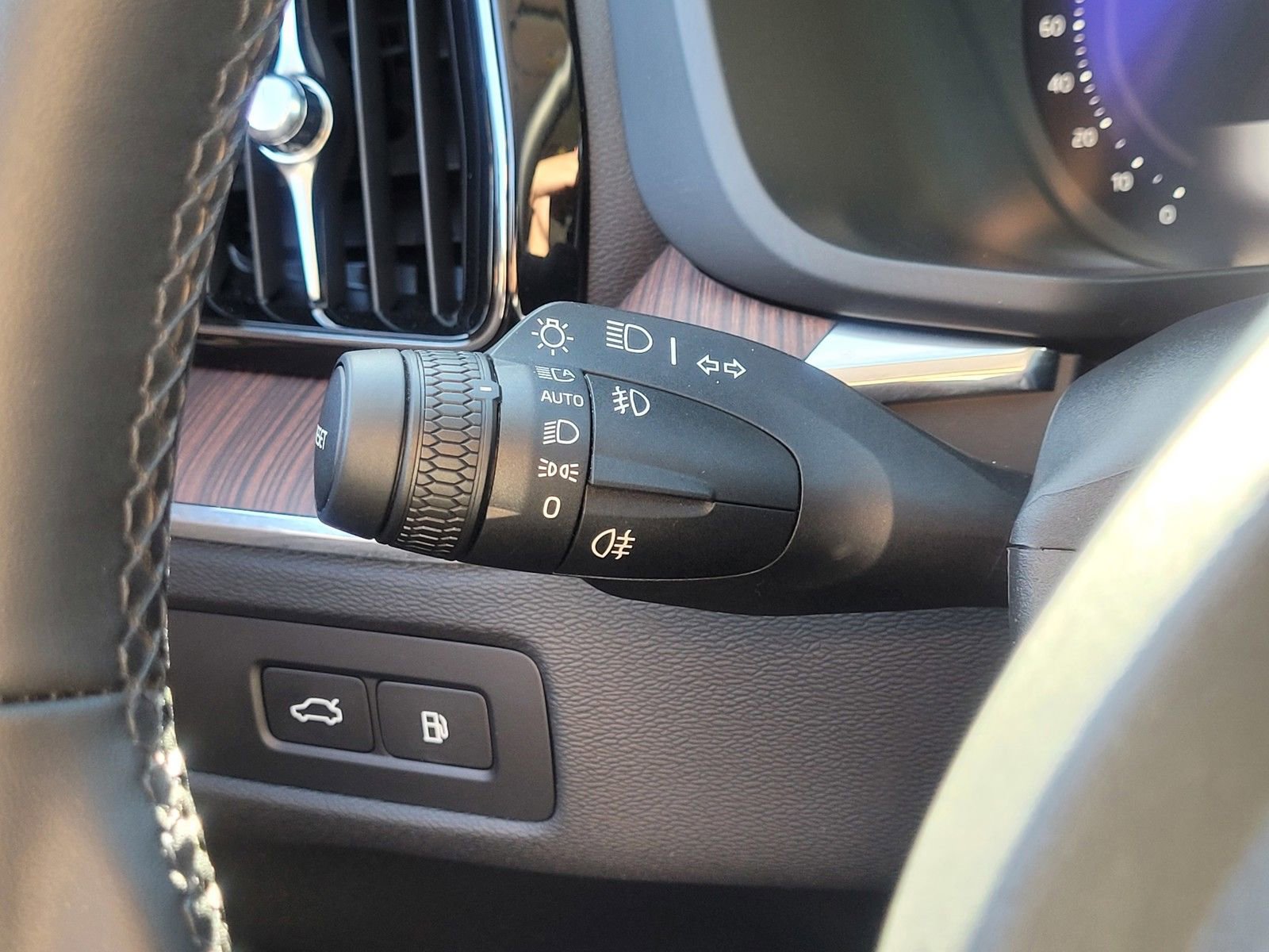 Used 2024 Volvo XC60 T8 Plus w/ Climate Package image 21