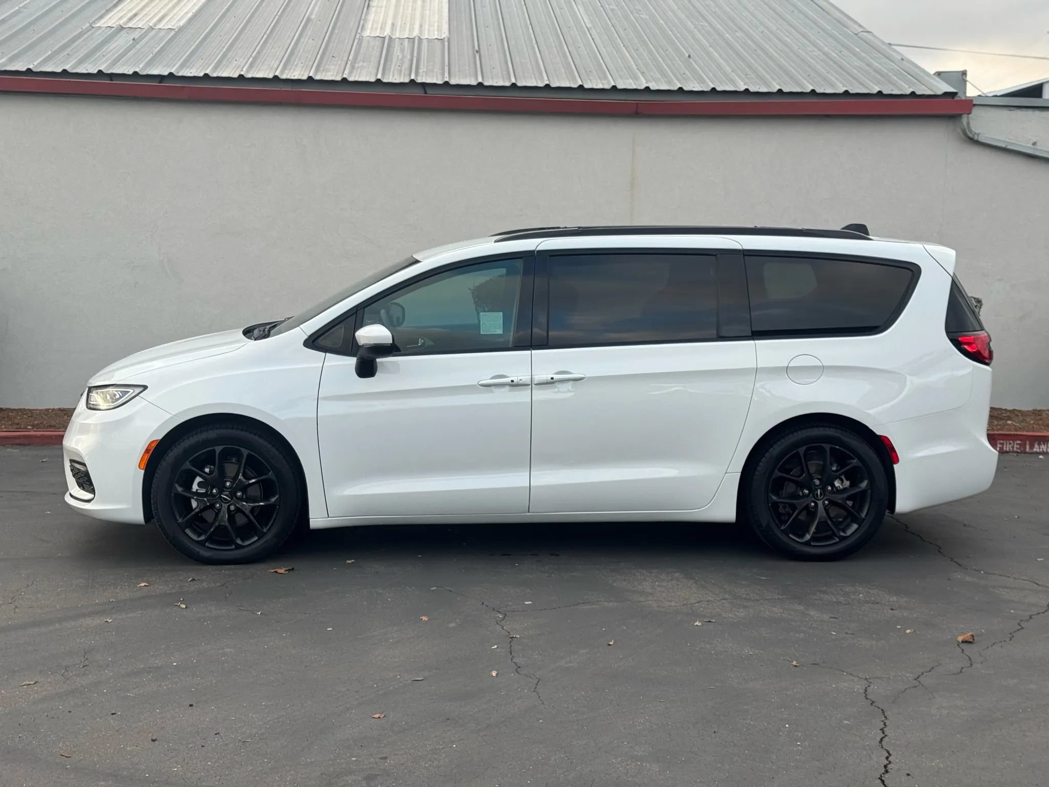 Used 2023 Chrysler Pacifica Touring-L w/ S Appearance Package FWD image 3