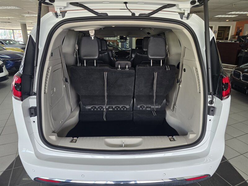 Used 2023 Chrysler Pacifica Touring-L FWD image 35