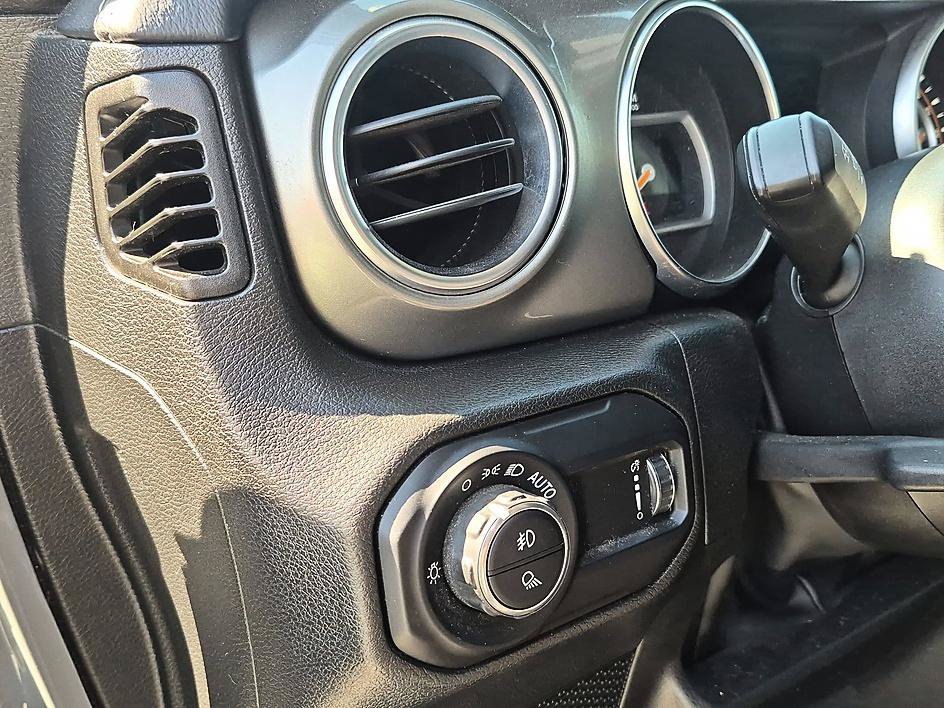 Used 2023 Jeep Gladiator Overland AWD/4WD image 14