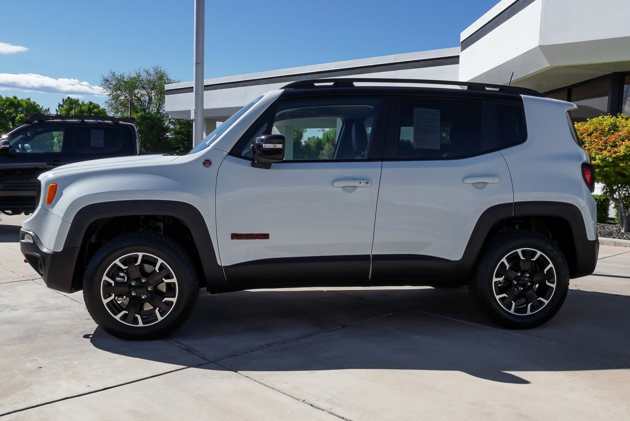 Used 2023 Jeep Renegade Trailhawk w/ Trailhawk Elite Group AWD/4WD image 5