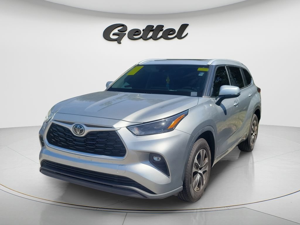 Used 2022 Toyota Highlander XLE FWD image 2