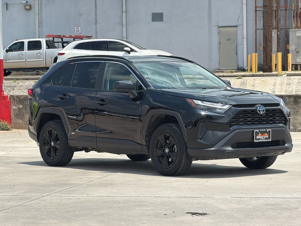 Used 2024 Toyota RAV4 LE AWD/4WD image 8