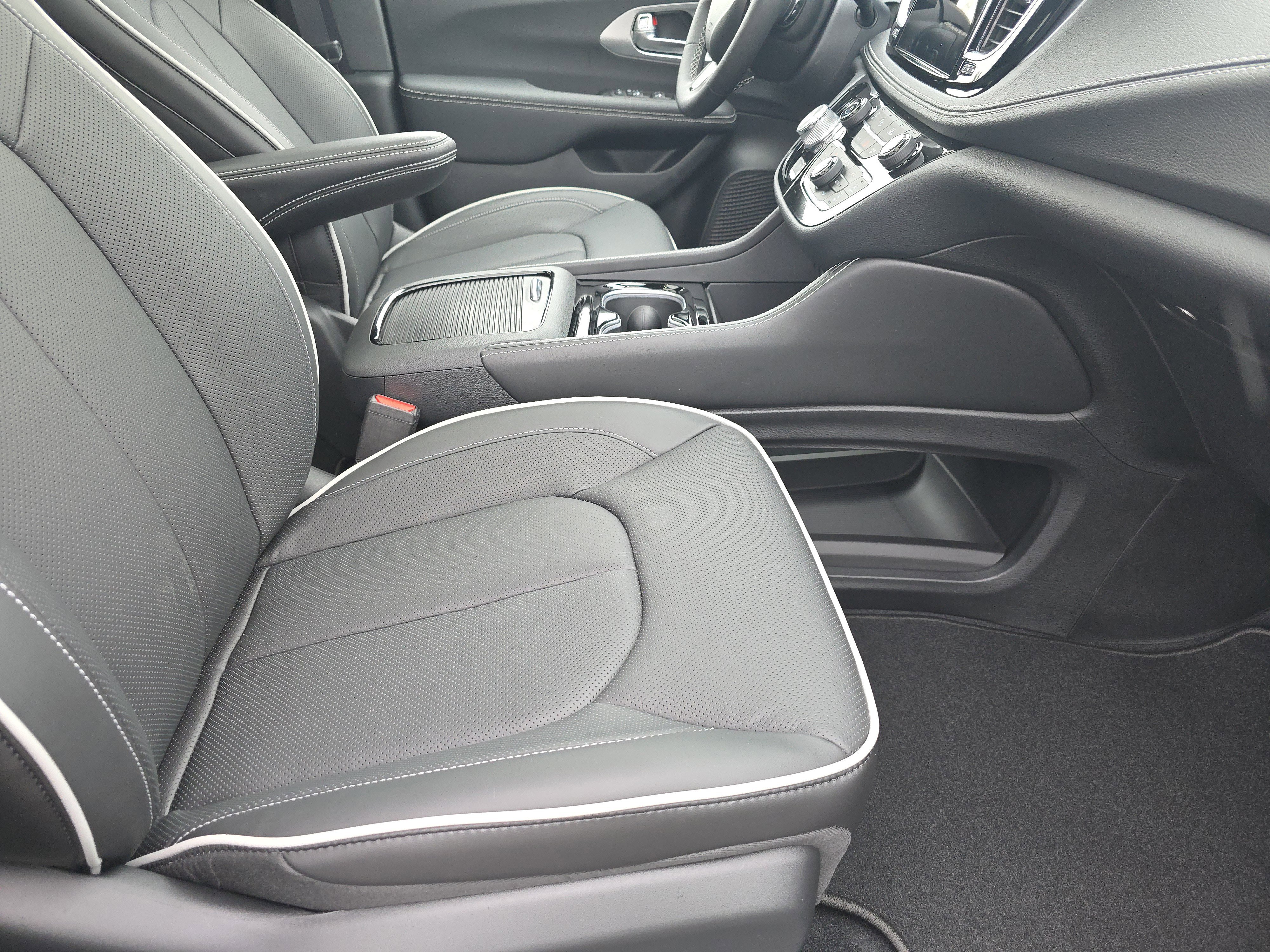 New 2026 Chrysler Pacifica Limited w/ S Appearance Package image 25