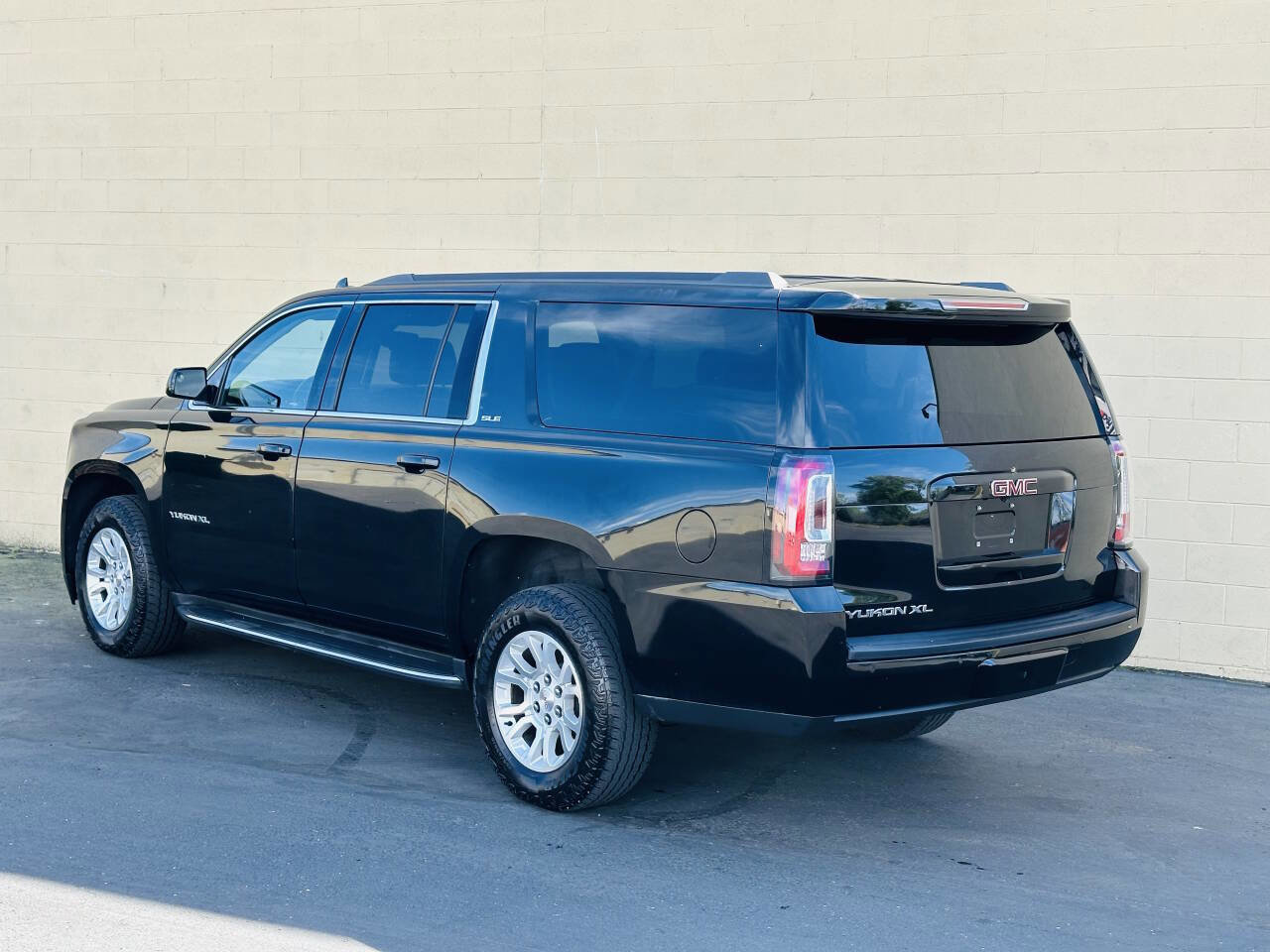 Used 2017 GMC Yukon XL SLE image 5