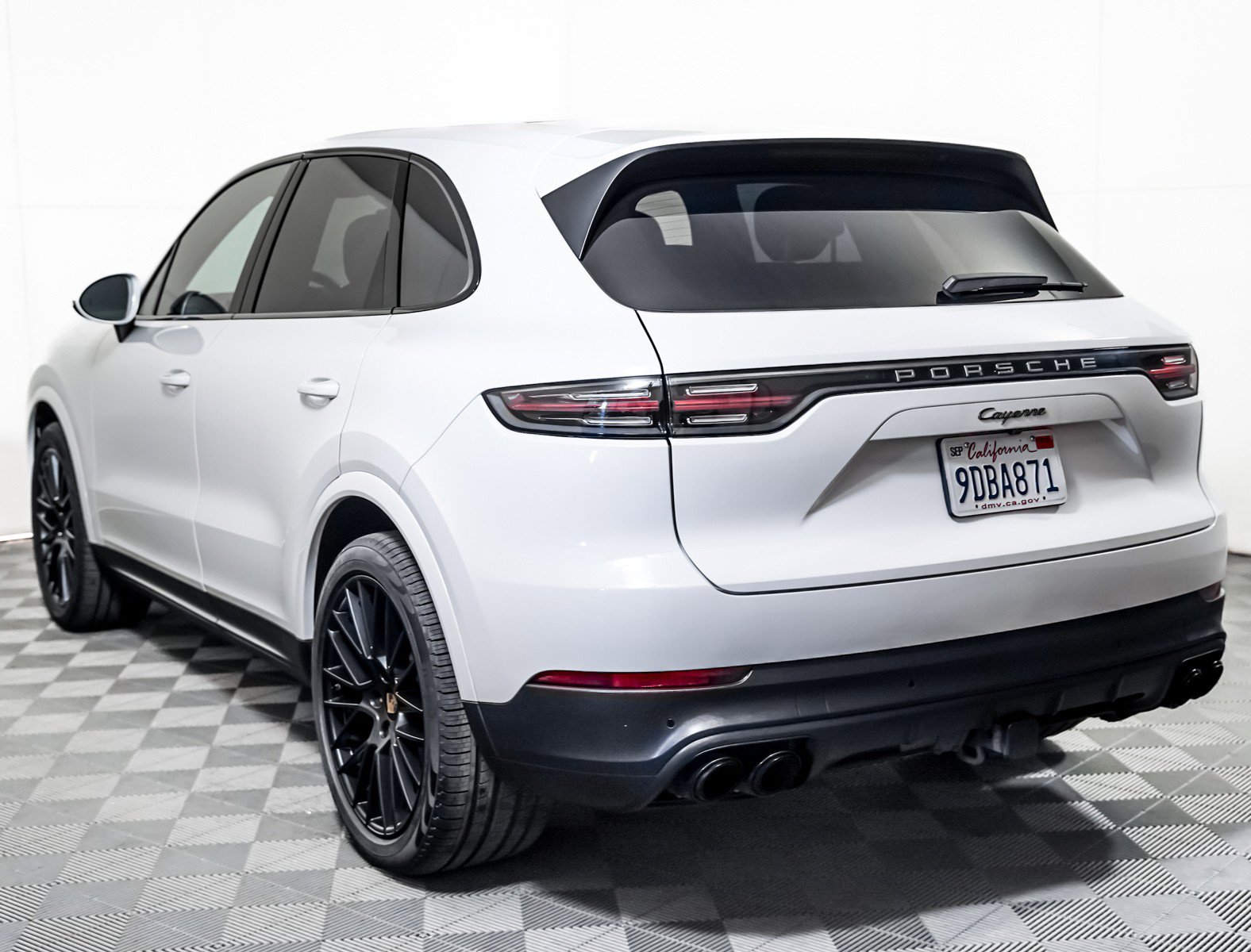 Certified 2022 Porsche Cayenne Platinum Edition w/ Premium Package Plus image 3