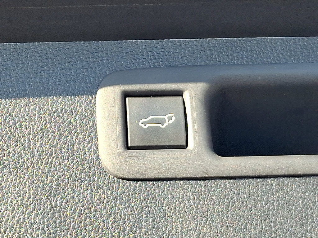 Certified 2022 Toyota Highlander XLE AWD/4WD image 32