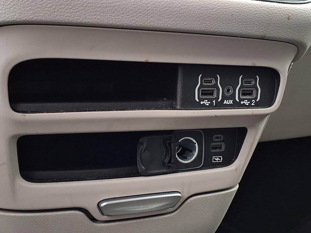 Used 2022 Chrysler Pacifica Touring-L FWD image 7