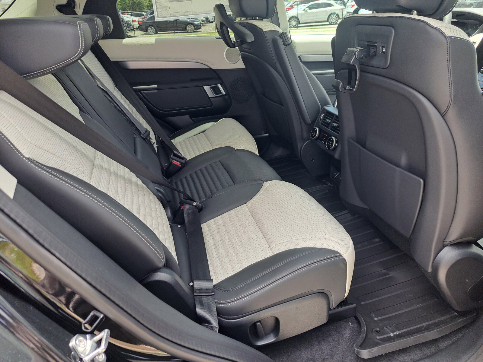 Certified 2025 Land Rover Discovery Dynamic SE image 4