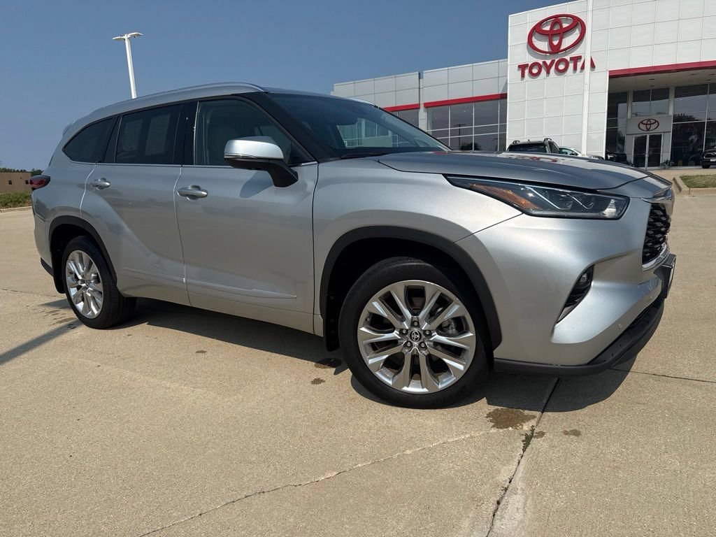 Used 2023 Toyota Highlander Limited AWD/4WD image 2