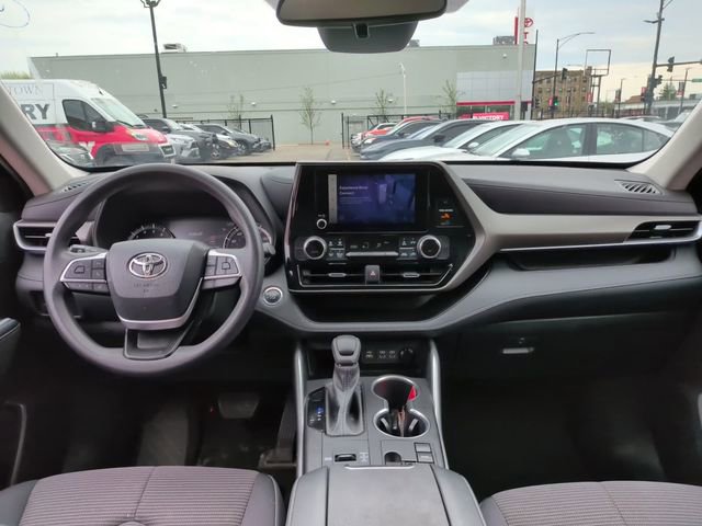 Used 2023 Toyota Highlander L FWD image 11