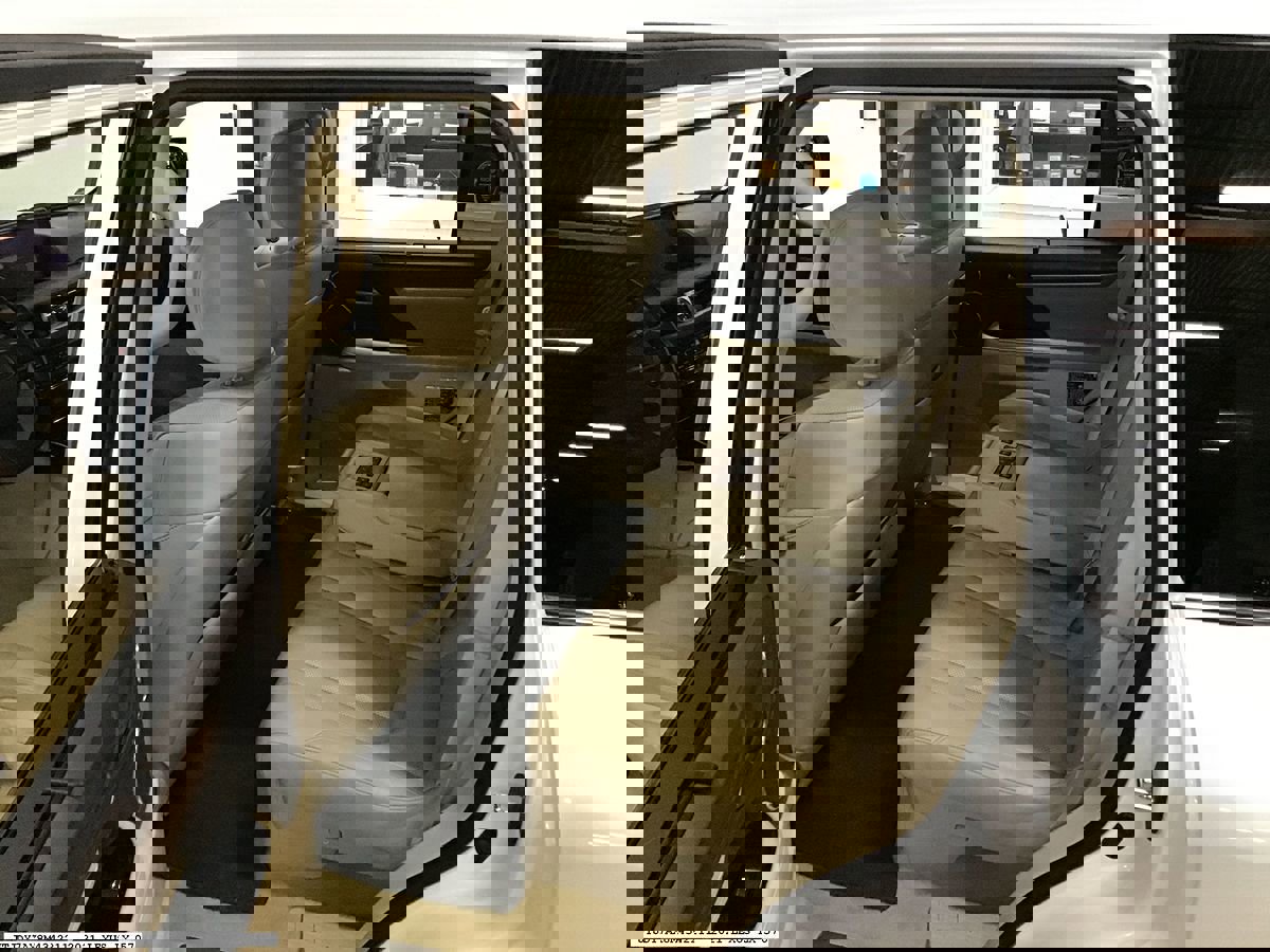 Used 2021 Lexus LX 570 4WD w/ Luxury Package image 13