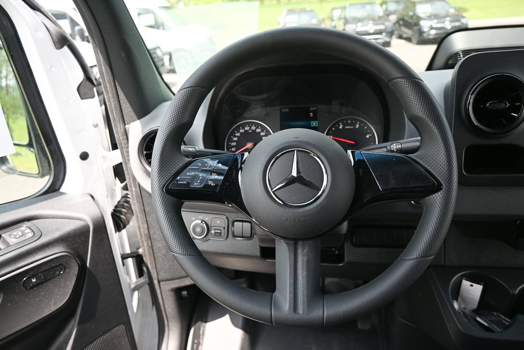 Used 2025 Mercedes-Benz Sprinter 2500 image 2