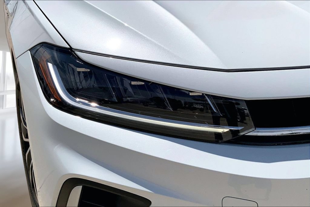 Certified 2025 Volkswagen Jetta SE w/ Sunroof Package FWD image 28