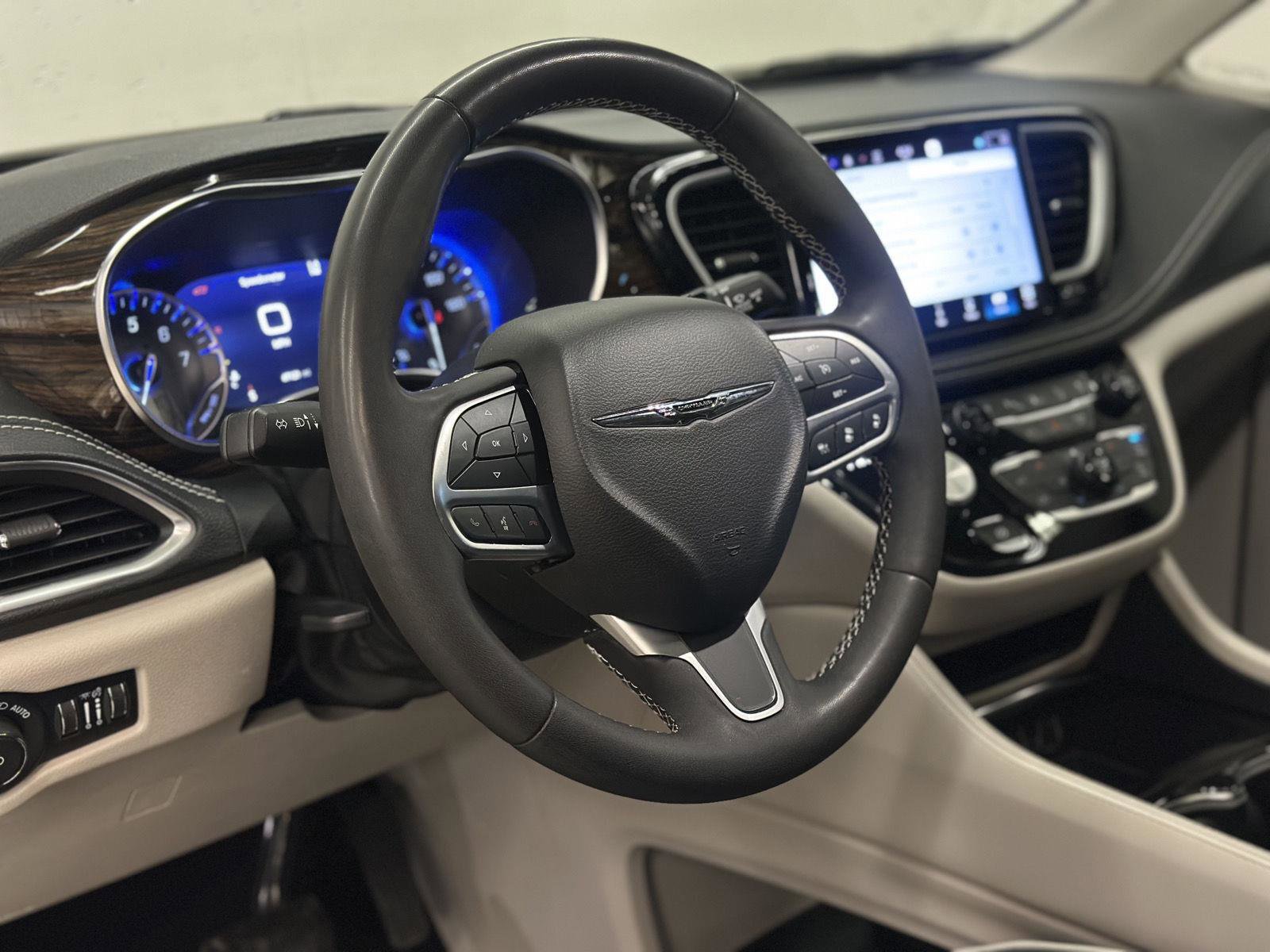 Used 2022 Chrysler Pacifica Limited image 18