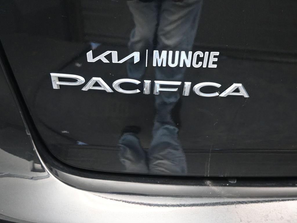 Used 2022 Chrysler Pacifica Touring-L image 10