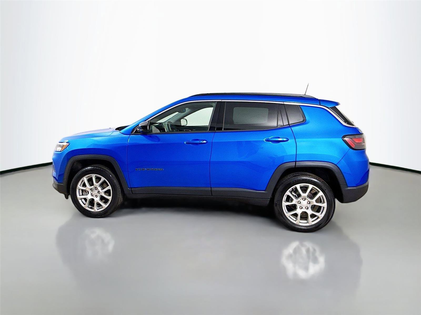 Used 2023 Jeep Compass Latitude w/ Sun and Sound Group image 8