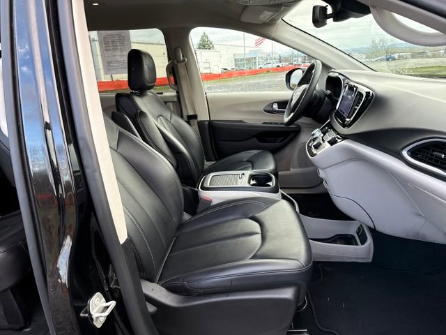 Used 2024 Chrysler Pacifica Touring-L image 9