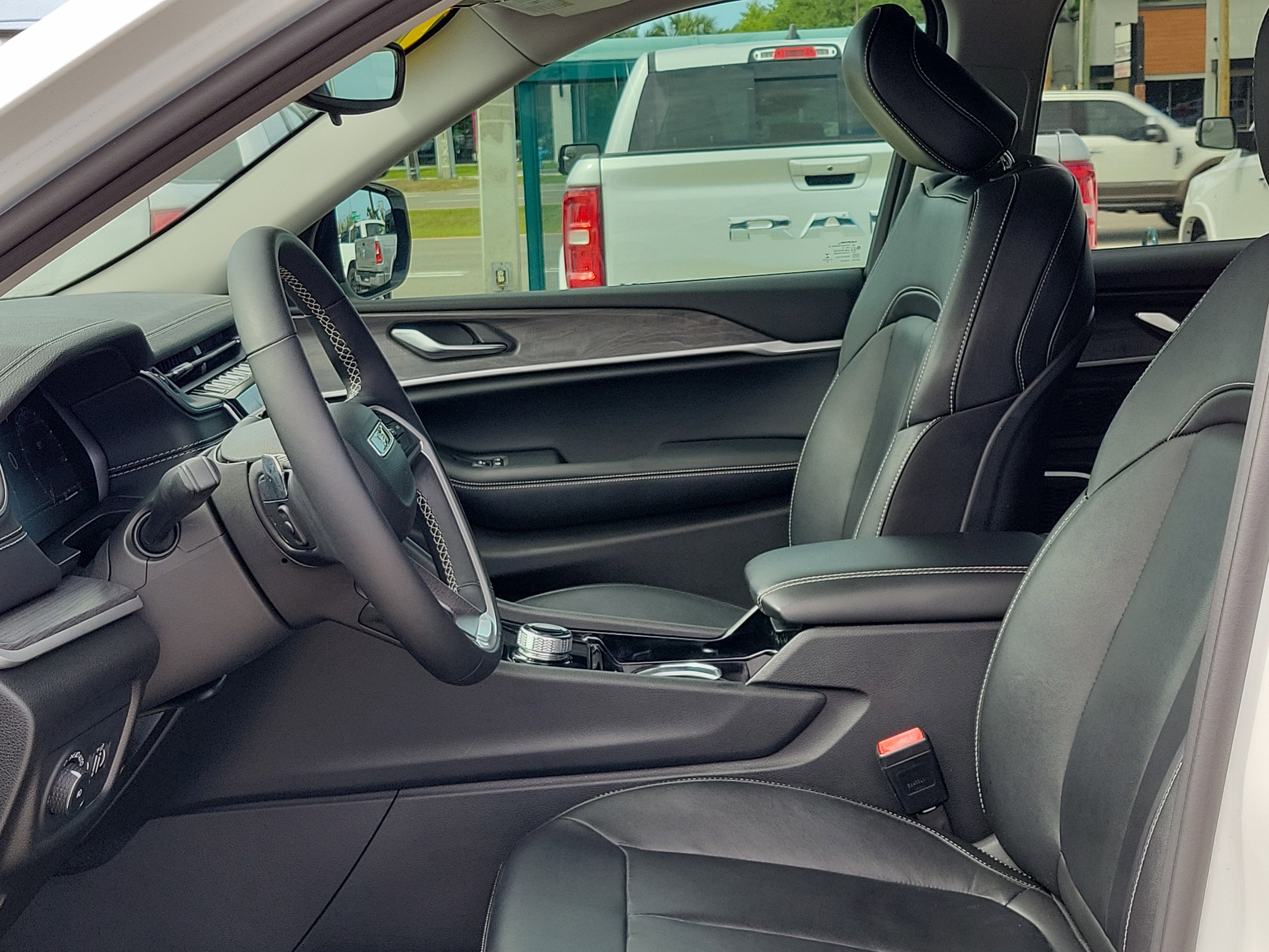 Used 2022 Jeep Grand Cherokee L Limited image 22