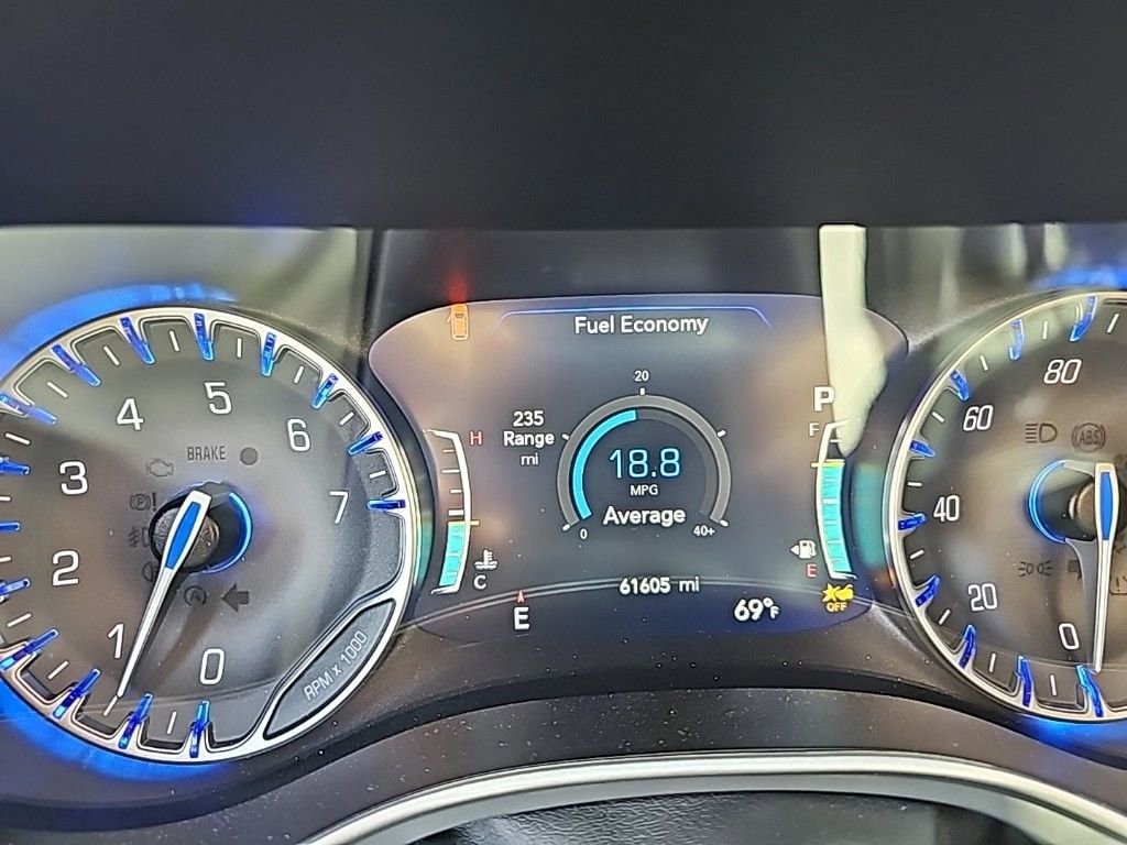 Used 2023 Chrysler Pacifica Touring-L w/ S Appearance Package image 9