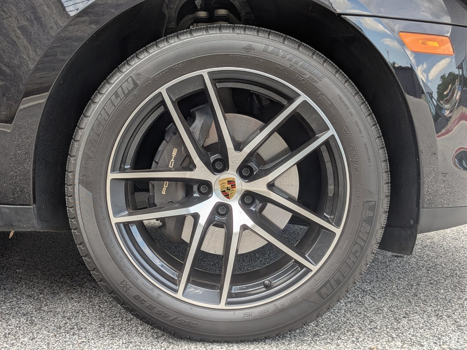 Certified 2023 Porsche Macan Turbo AWD/4WD image 30