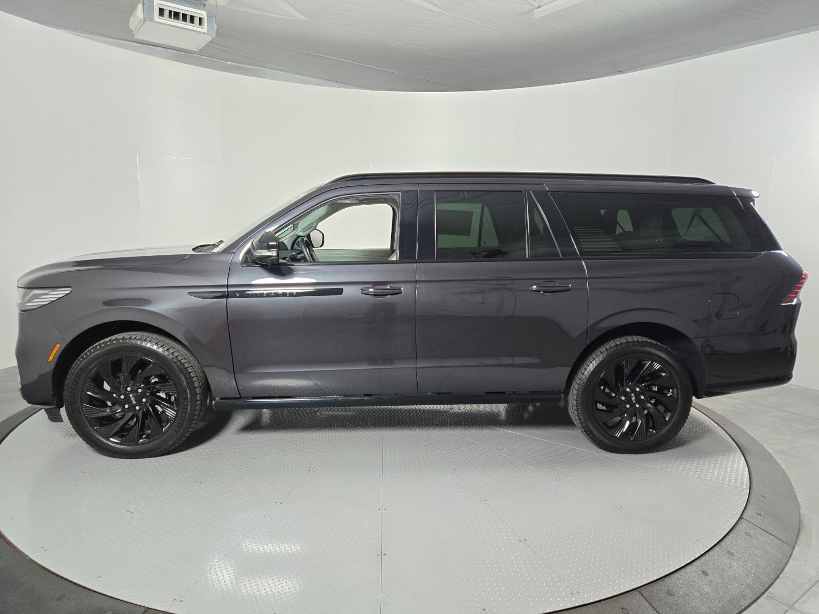 New 2026 Lincoln Navigator L Reserve w/ Jet Appearance Package AWD/4WD image 8