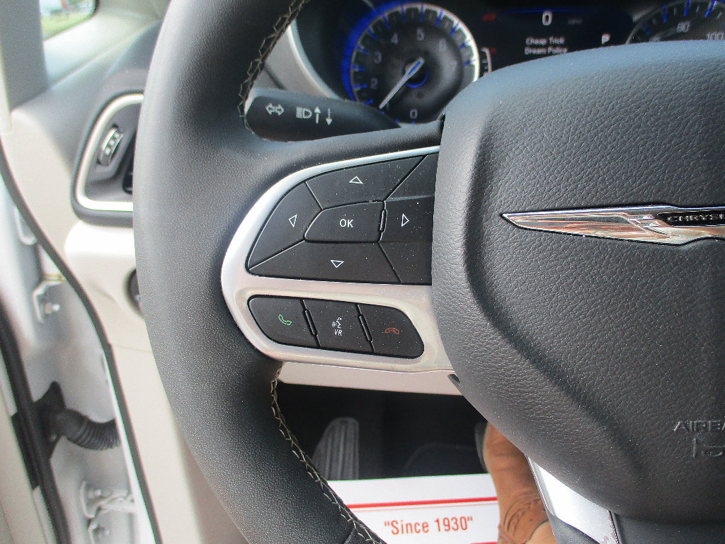 Used 2023 Chrysler Pacifica Touring-L FWD image 11