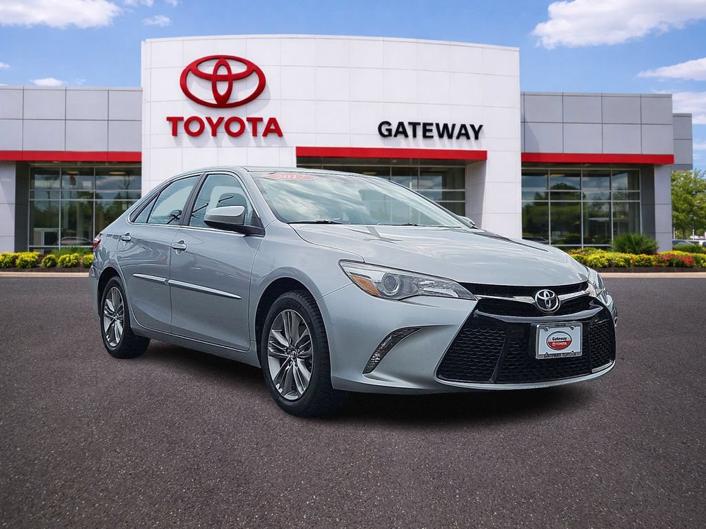 Used 2017 Toyota Camry SE w/ Moonroof Package FWD image 3