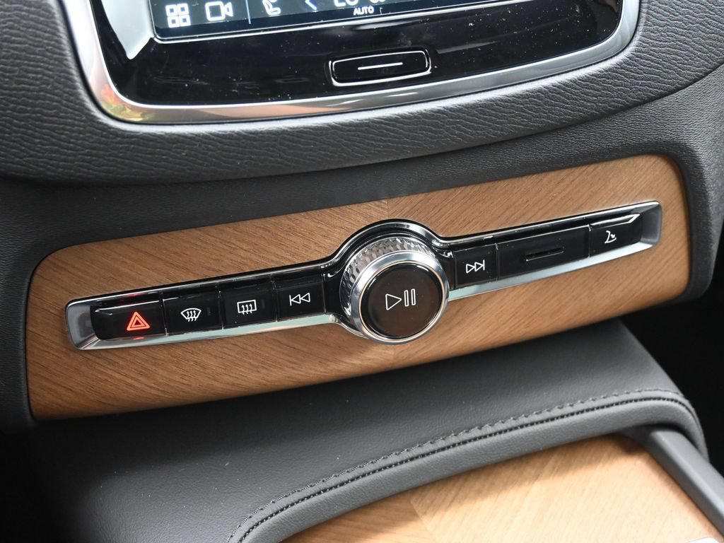 New 2025 Volvo XC90 B6 Plus w/ Protection Package Premier AWD/4WD image 16