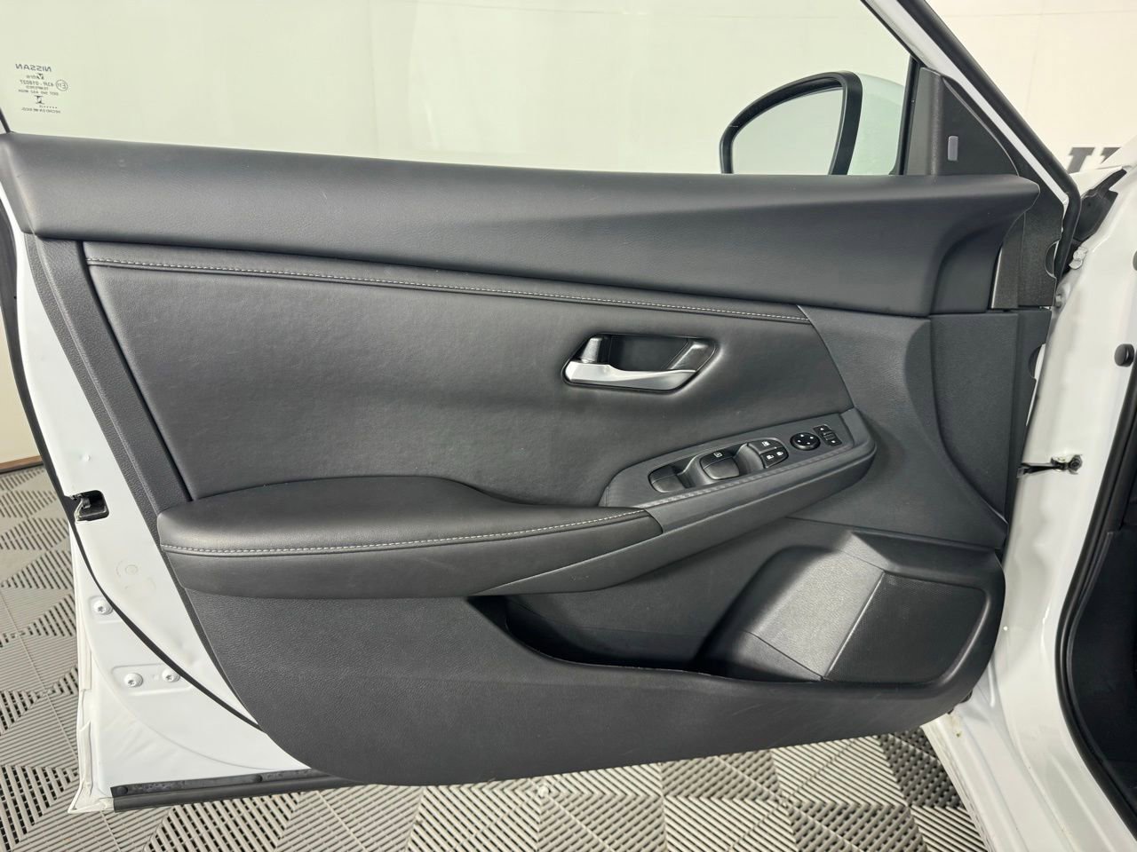 Used 2025 Nissan Sentra SV FWD image 9