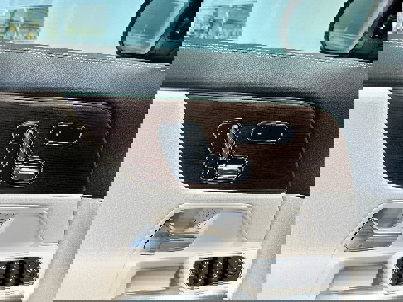 Certified 2025 Mercedes-Benz GLA 250 4MATIC w/ Exclusive Package image 12