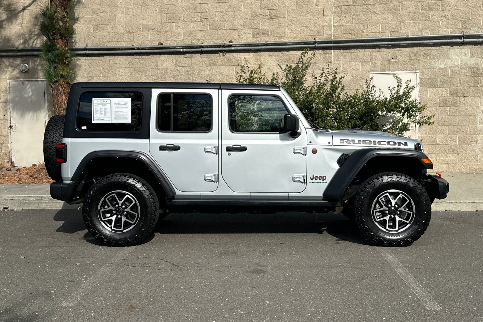 Used 2024 Jeep Wrangler Unlimited Rubicon AWD/4WD image 2