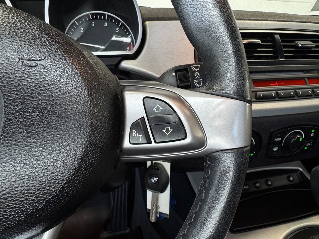Used 2005 BMW Z4 2.5i RWD image 16