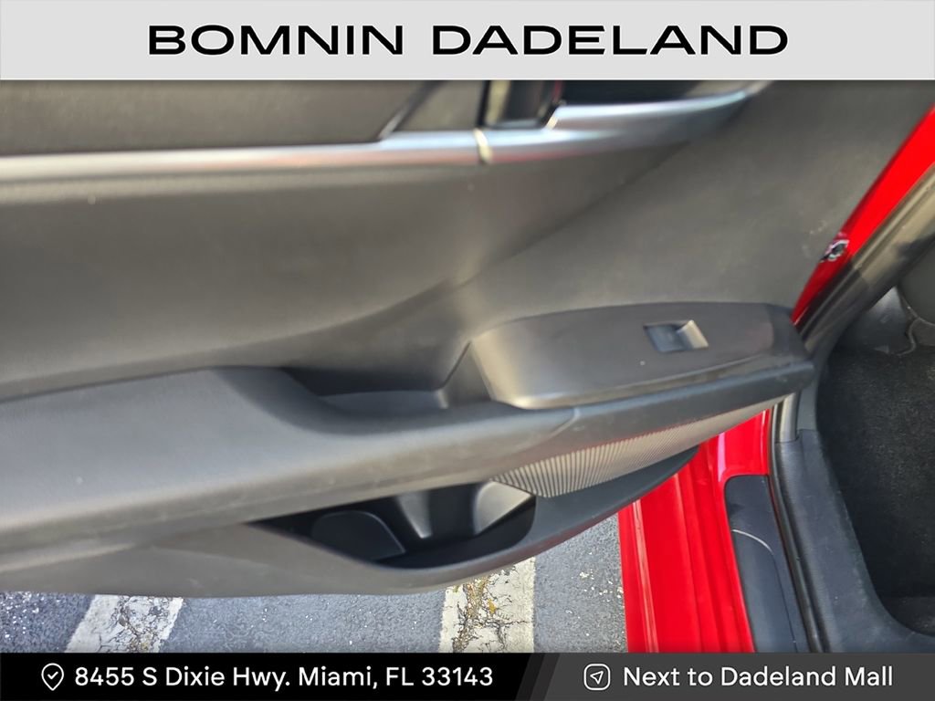 Used 2023 Toyota Camry SE image 10