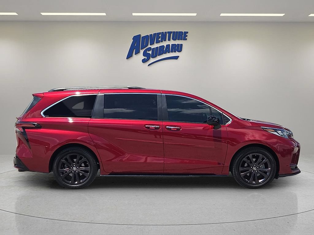 Used 2023 Toyota Sienna XSE FWD image 7