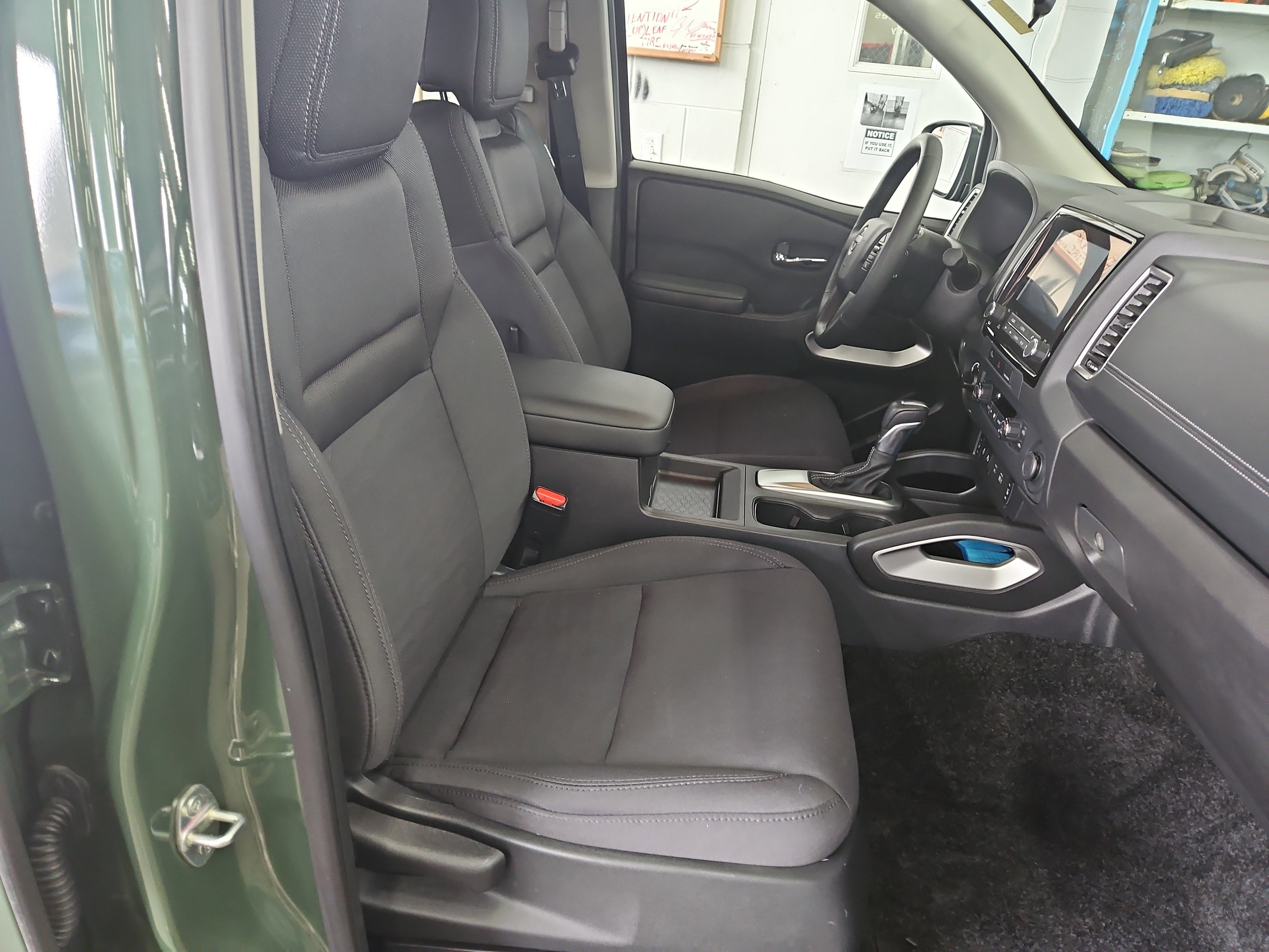 Used 2024 Nissan Frontier SV w/ SV Convenience Package image 9
