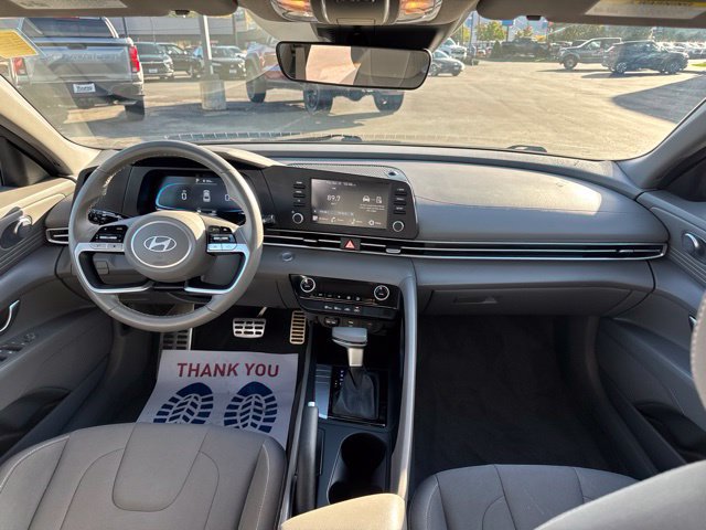 Used 2025 Hyundai Elantra Sport FWD image 11